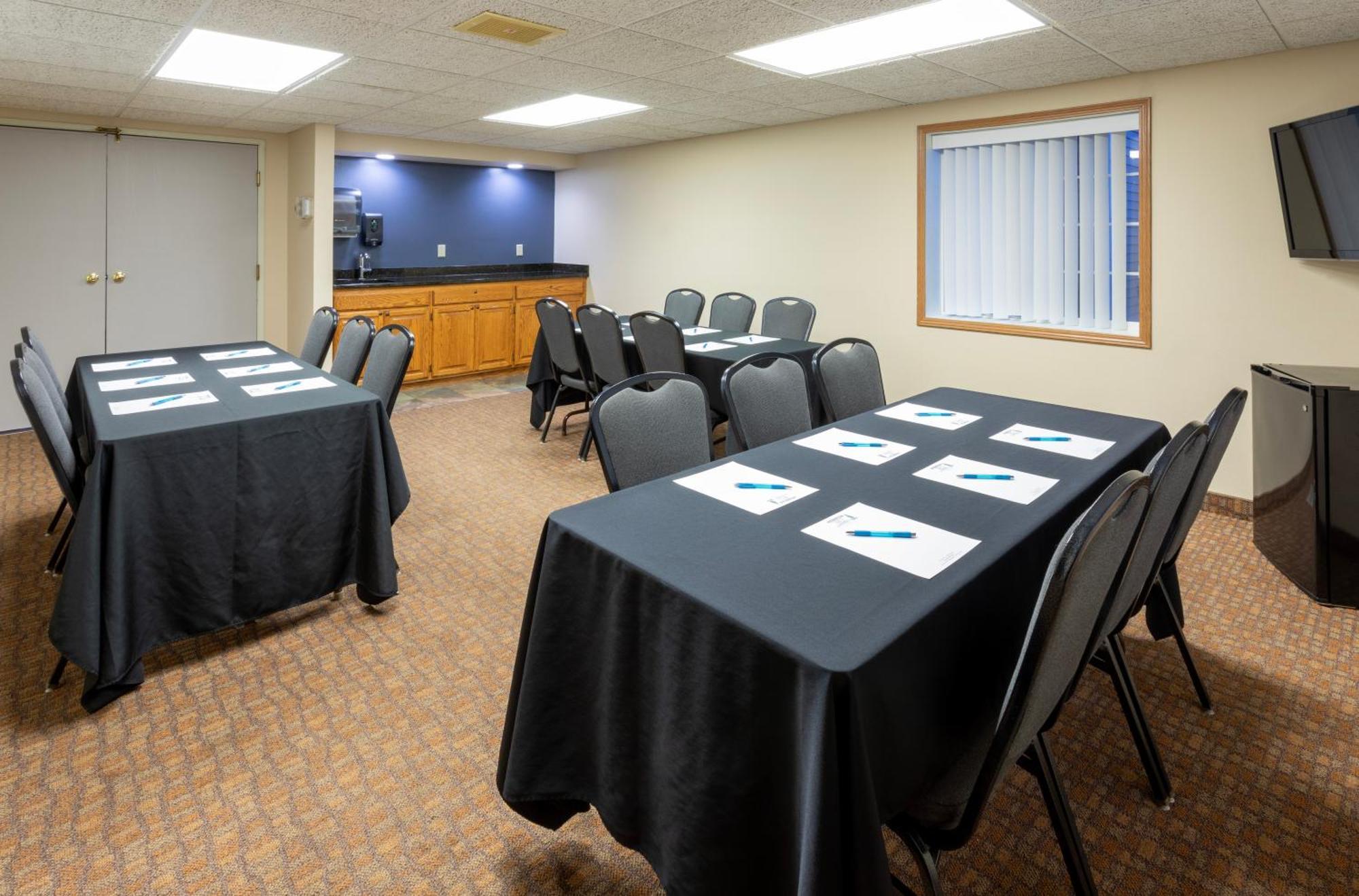Paynesville Inn & Suites Екстериор снимка