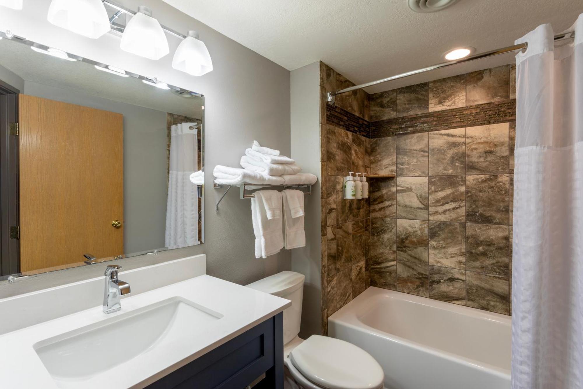 Paynesville Inn & Suites Екстериор снимка